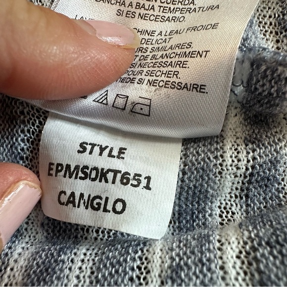 Ellen Tracy Gray and White Linen Blend Short Sleeve T-Shirt, V Neck, XL - Picture 7 of 7